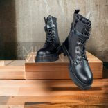 Laces gumis tetejű fűzős  bakancs-fekete H0232