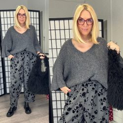 One V kivágású buklé pulver21673-szürke