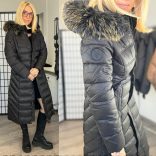 AG Wolf steppelt karcsúsított kabát szőrmés kapucnival AG1-9234-fekete