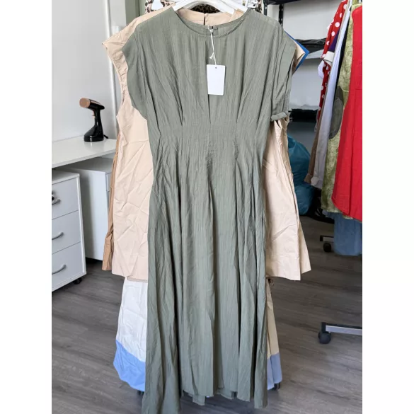 Milana szűkített fazonú, hátul gumis viszkóz ruha 8010 - khaki