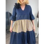 Mitica V kivágású fodros ruha rózsával -sötétkék