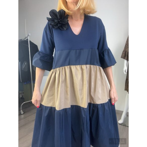 Mitica V kivágású fodros ruha rózsával -sötétkék