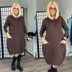 Sziéna környakú zsebes kötött ruha 7866 - csokibarna