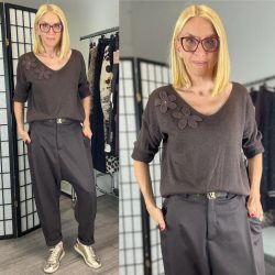   Livans V kivágású vékonykötött virágos felső 8552 - csokibarna