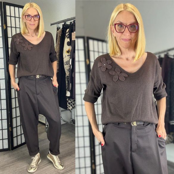 Livans V kivágású vékonykötött virágos felső 8552 - csokibarna