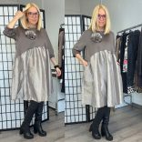 May rózsás zsebes ruha 7368 - taupe