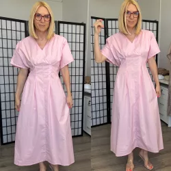   Donni V nyakú, karcsusított, hátul masnis pamut ruha 7626- rózsaszín