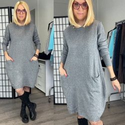 Sziéna környakú zsebes kötött ruha 7866 - szürke