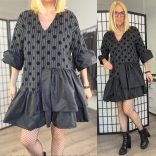 Mitica pöttyös fodros ruha 80012 - szürke