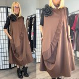 Mitica ujjatlan rózsás ruha 8680 - csokibarna